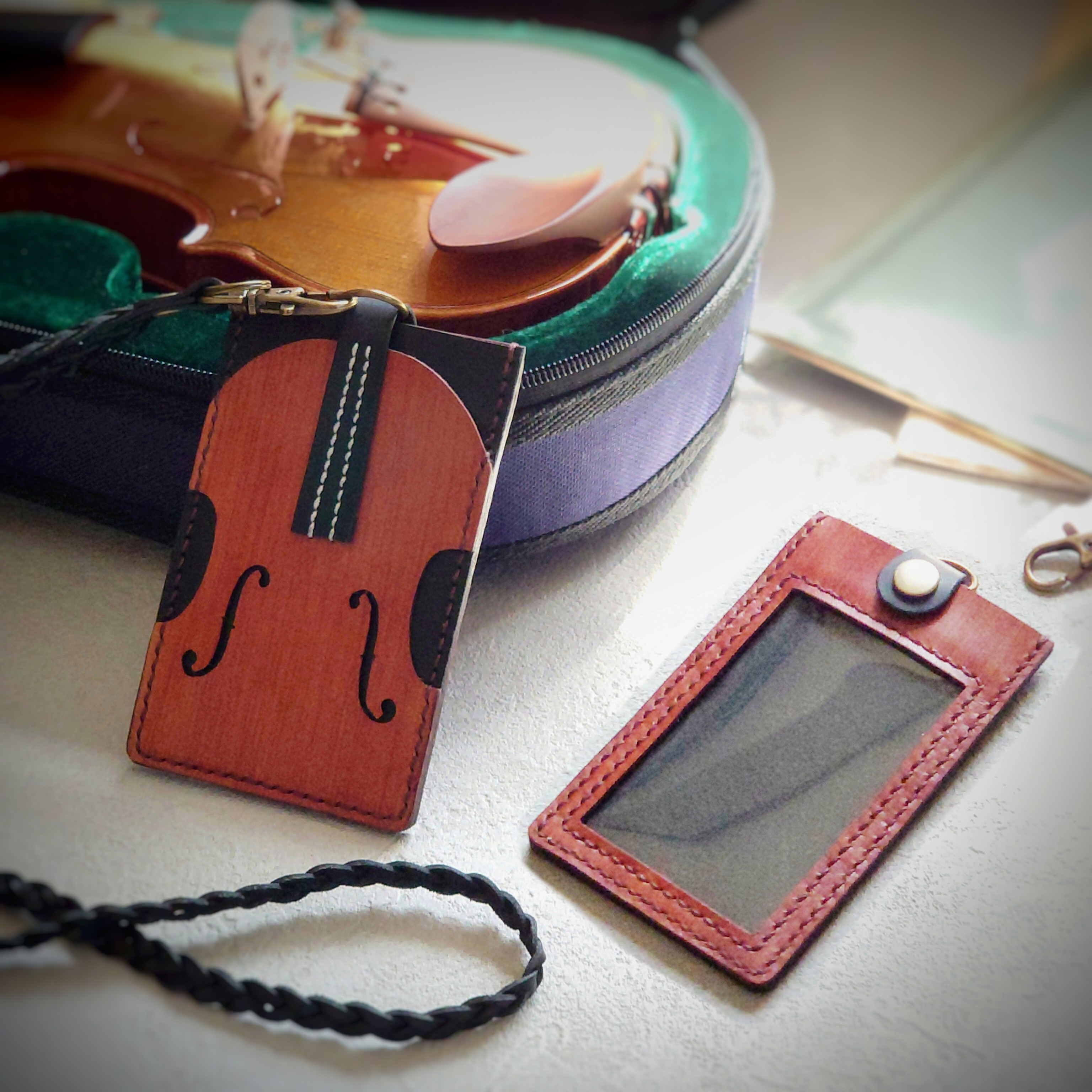 【名入れ】個性派！【バイオリン】縦型 ID パスケース(セル窓・ネックストラップ付)※袋ラッピング無料