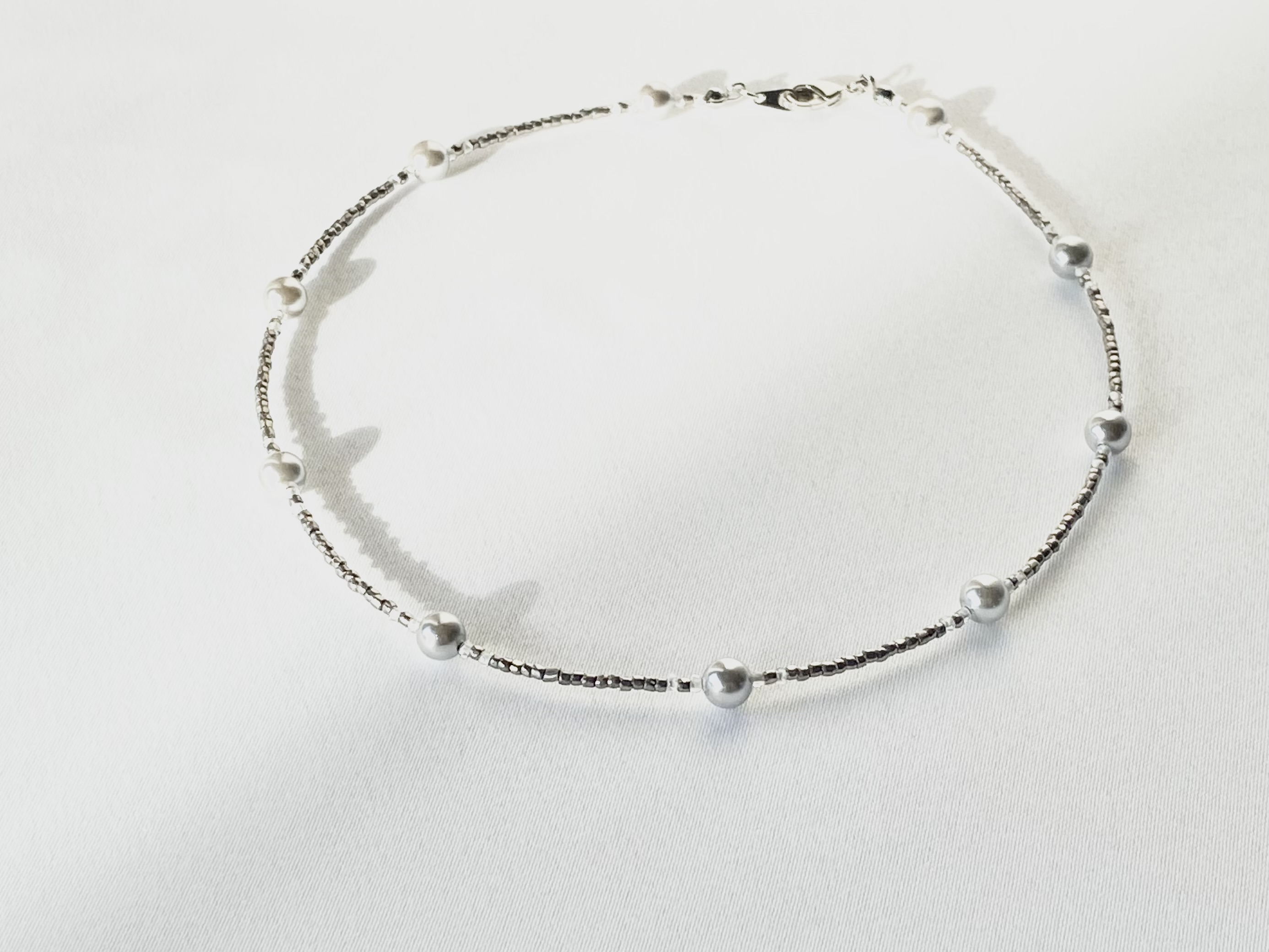 プレシャスビーズとシルバーパールのステーションネックレス　チョーカーネックレス