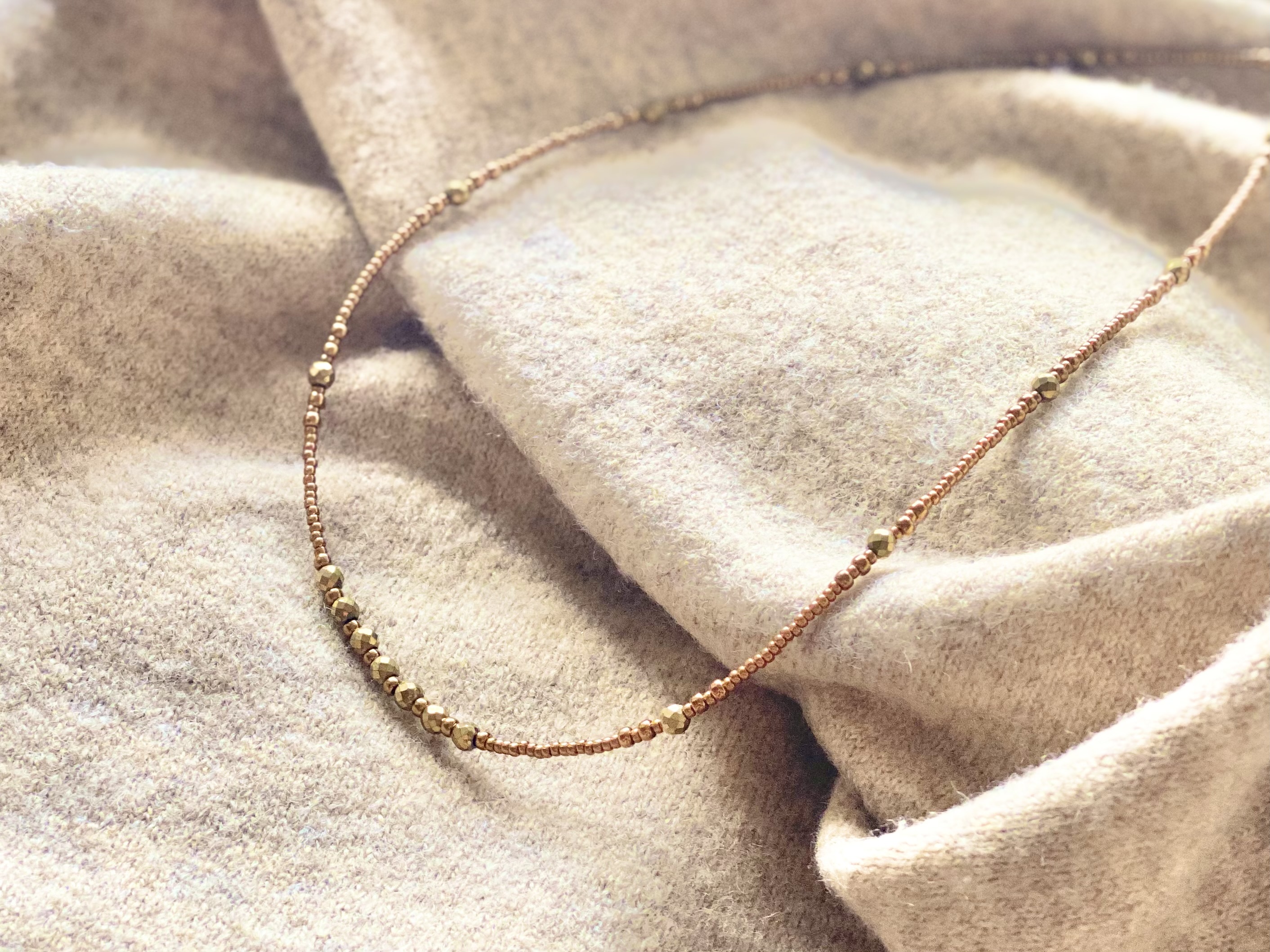 Antique gold　ヘマタイトとビーズのネックレス