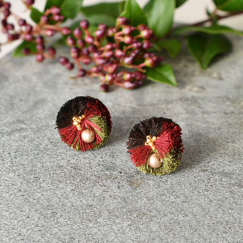 ふゆ　ポンポンタッセルピアス・イヤリング/ブラック