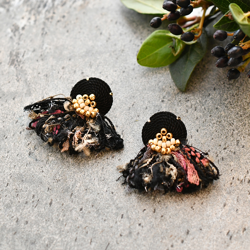 コードモチーフタッセルピアス・イヤリング　ブラック